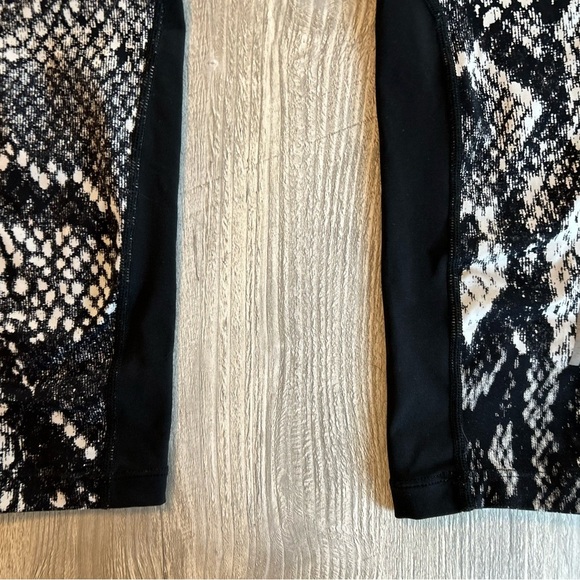 Nike Epic Lux All Over Snake Print Running Leggings Women’s Medium with Pockets. - Picture 6 of 13